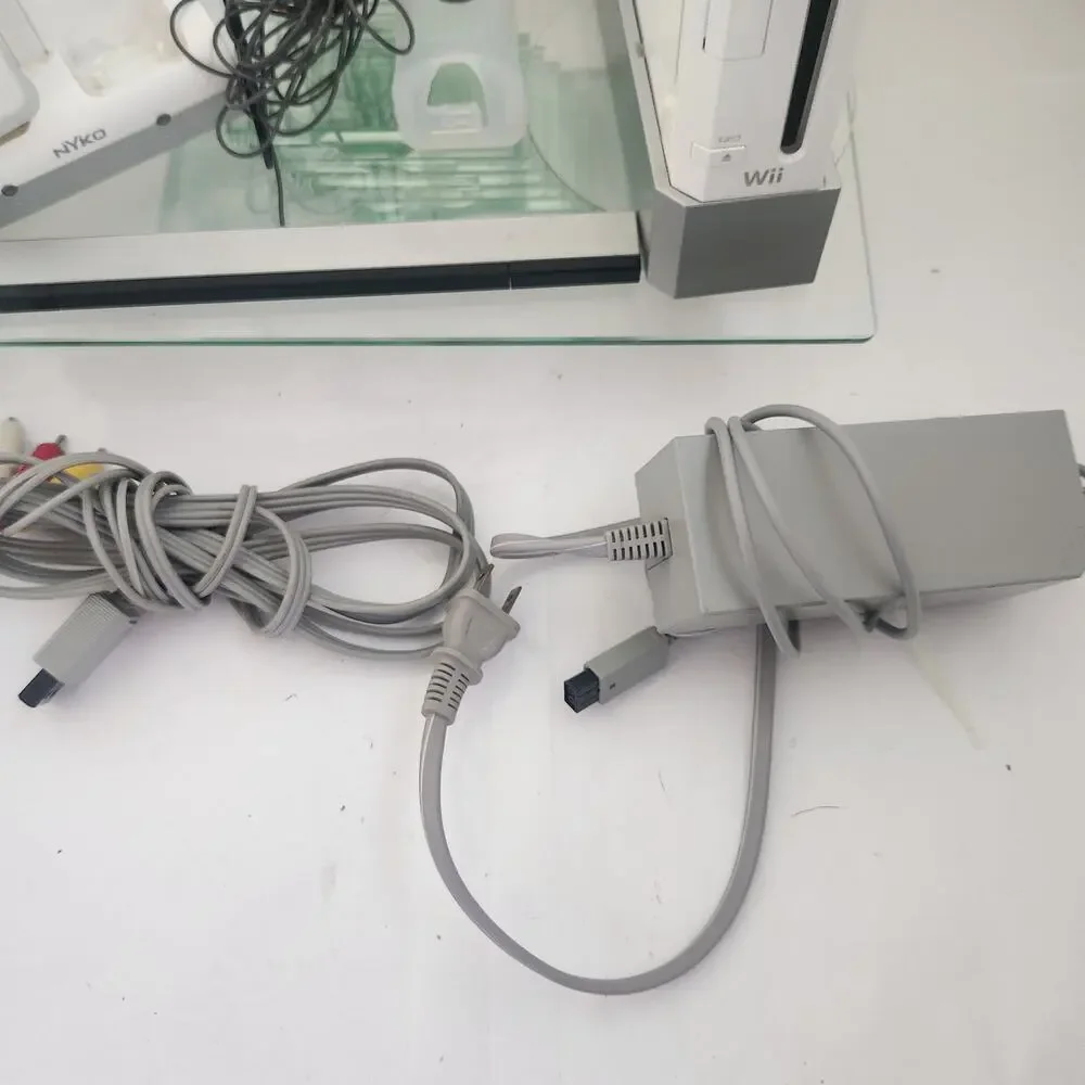 Wii Bundle Console, Controller, Skins, AV Cord, Charging Cord $more tested works